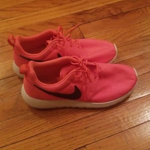 Nike Rosche Runs Neon Pink